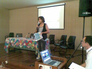 Vânia Menezes, Coordenadora de Projetos Especiais da Fapeal apresentando o Programa aos participantes do evento